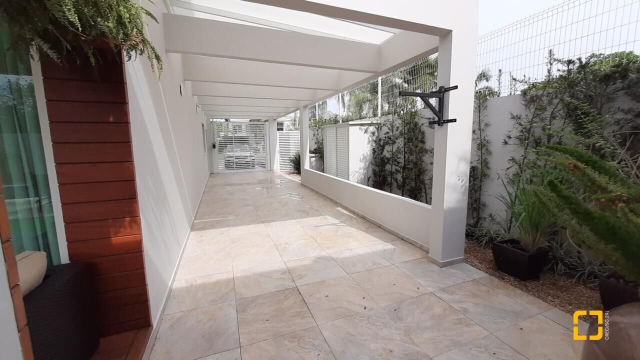 Casa com 500m², 12 quartos (sendo 6 suítes), 3 garagens, no bairro Jurerê Internacional em Florianópolis