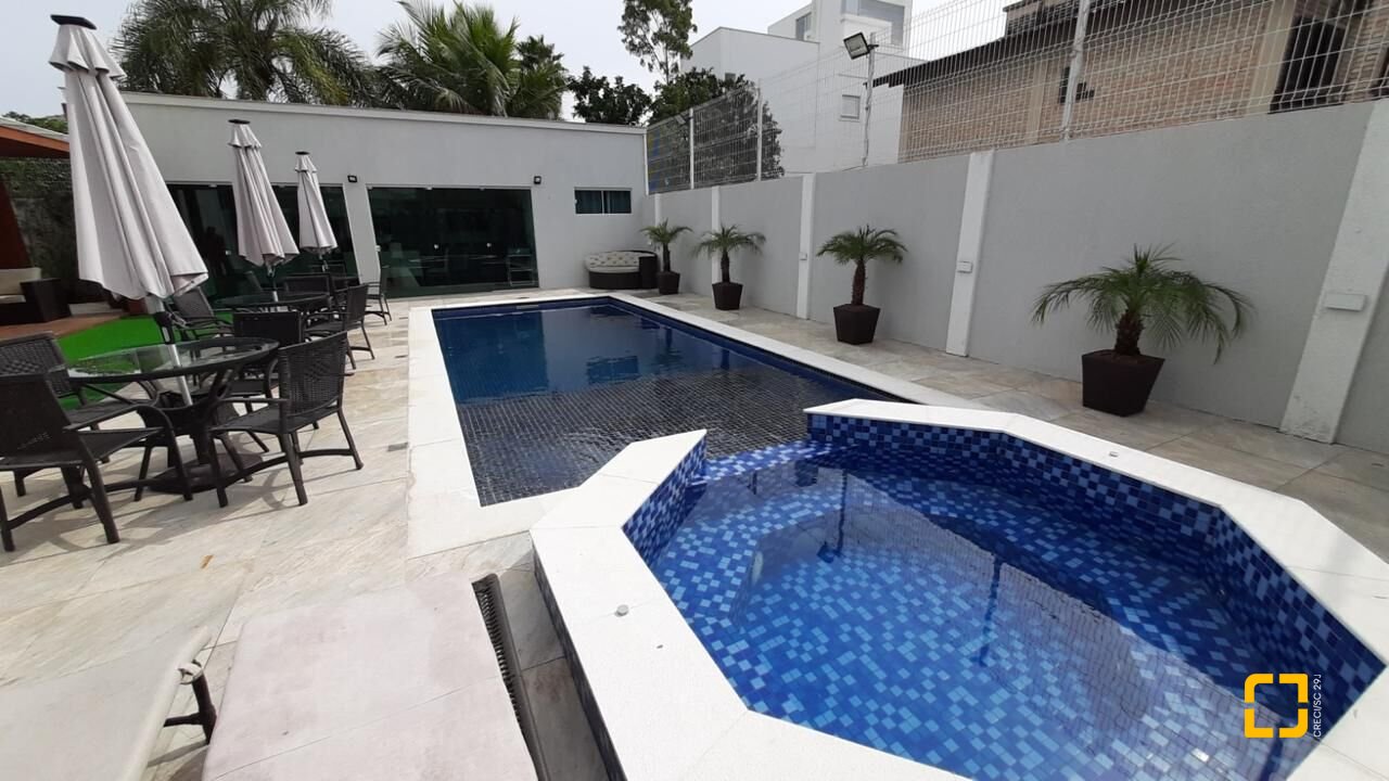 Casa com 500m², 12 quartos (sendo 6 suítes), 3 garagens, no bairro Jurerê Internacional em Florianópolis