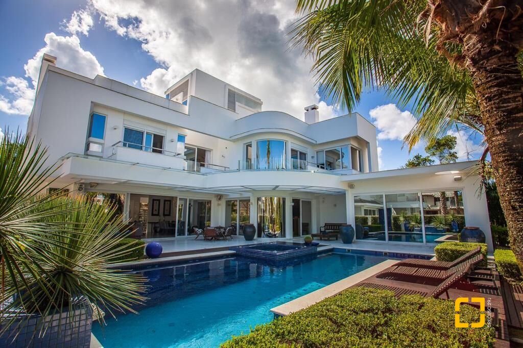 Casa com 1200m², 10 quartos (sendo 5 suítes), 6 garagens, no bairro Jurerê Internacional em Florianópolis