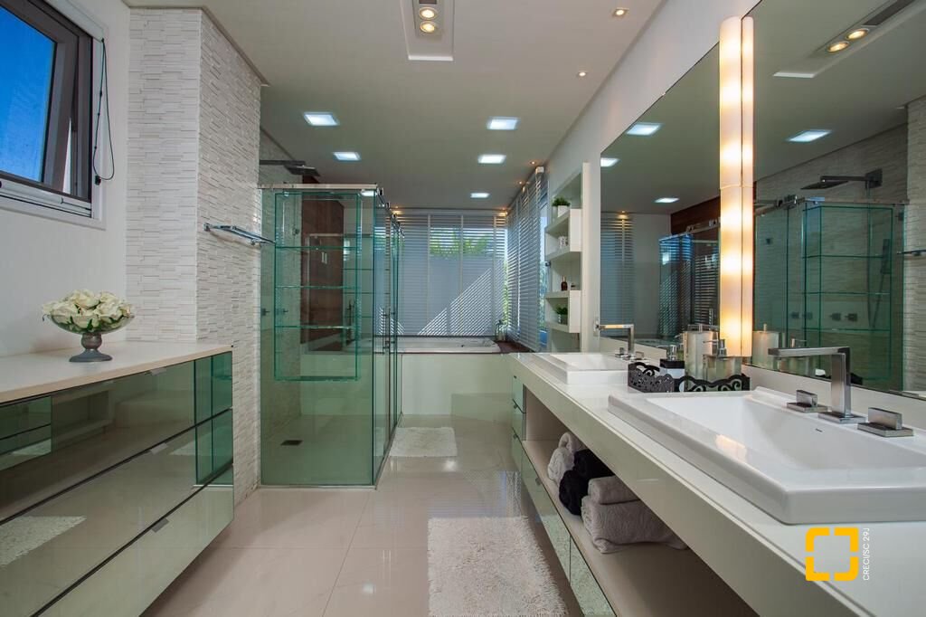 Casa com 1200m², 10 quartos (sendo 5 suítes), 6 garagens, no bairro Jurerê Internacional em Florianópolis