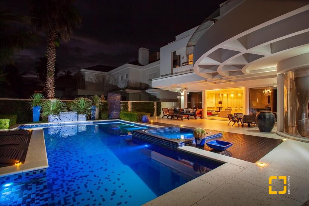 Casa com 1200m², 10 quartos (sendo 5 suítes), 6 garagens, no bairro Jurerê Internacional em Florianópolis