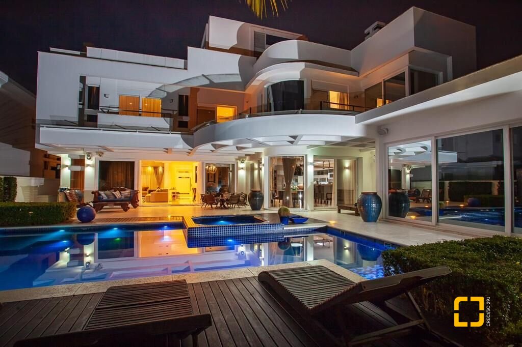 Casa com 1200m², 10 quartos (sendo 5 suítes), 6 garagens, no bairro Jurerê Internacional em Florianópolis