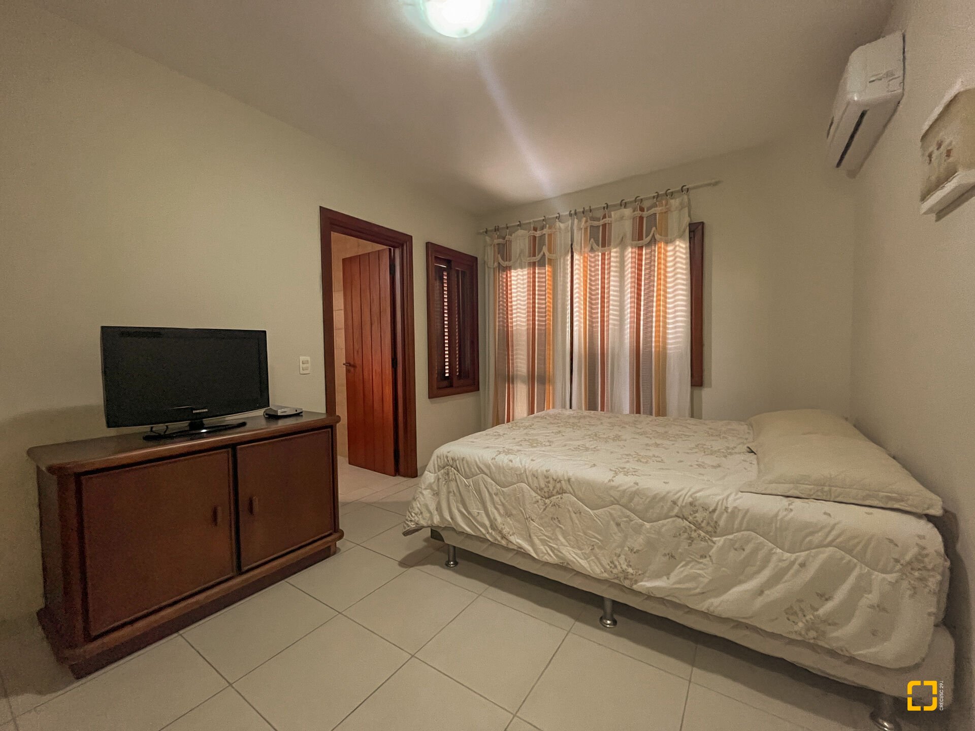 Casa com 300m², 8 quartos (sendo 4 suítes), 4 garagens, no bairro Jurerê Internacional em Florianópolis