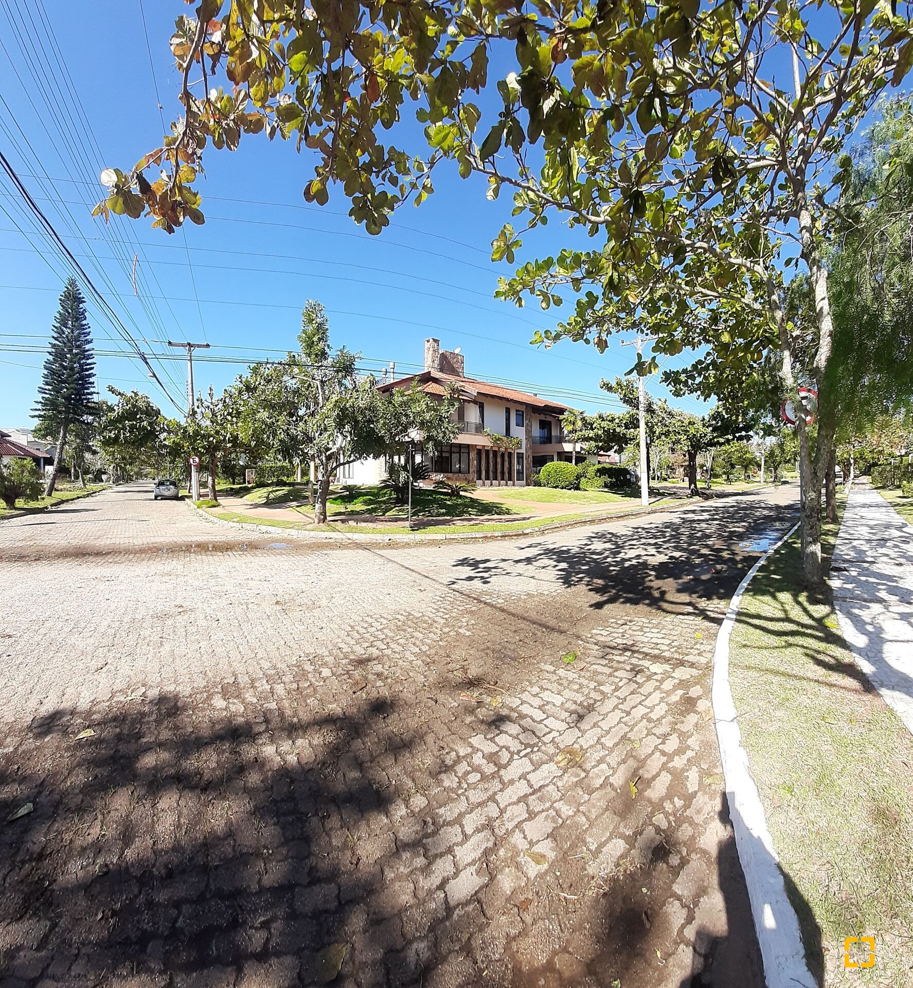 Casa com 600m², 10 quartos (sendo 5 suítes), 6 garagens, no bairro Jurerê em Florianópolis