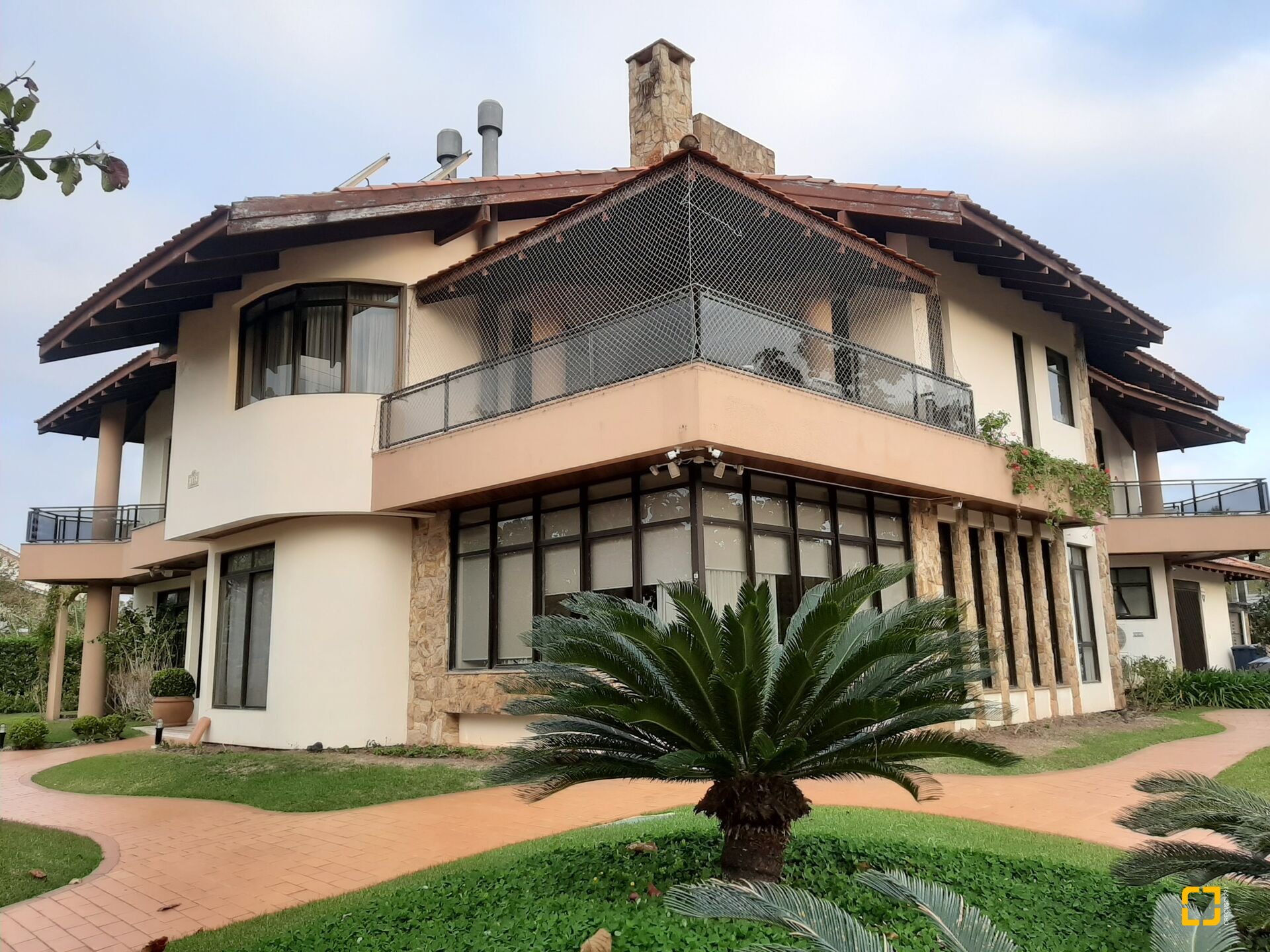 Casa com 600m², 10 quartos (sendo 5 suítes), 6 garagens, no bairro Jurerê em Florianópolis