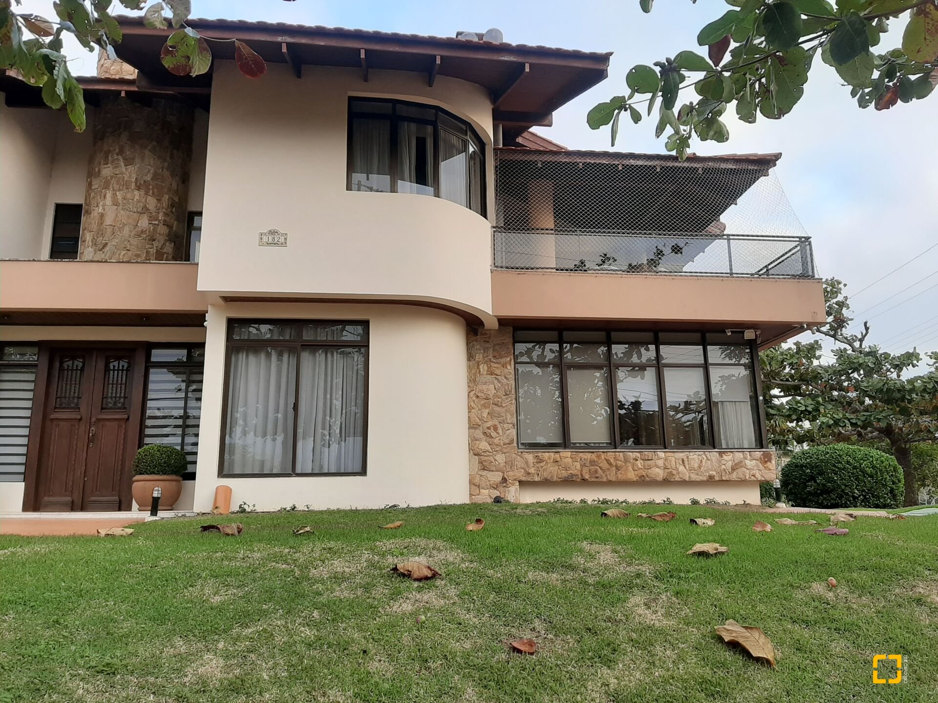 Casa com 600m², 10 quartos (sendo 5 suítes), 6 garagens, no bairro Jurerê em Florianópolis