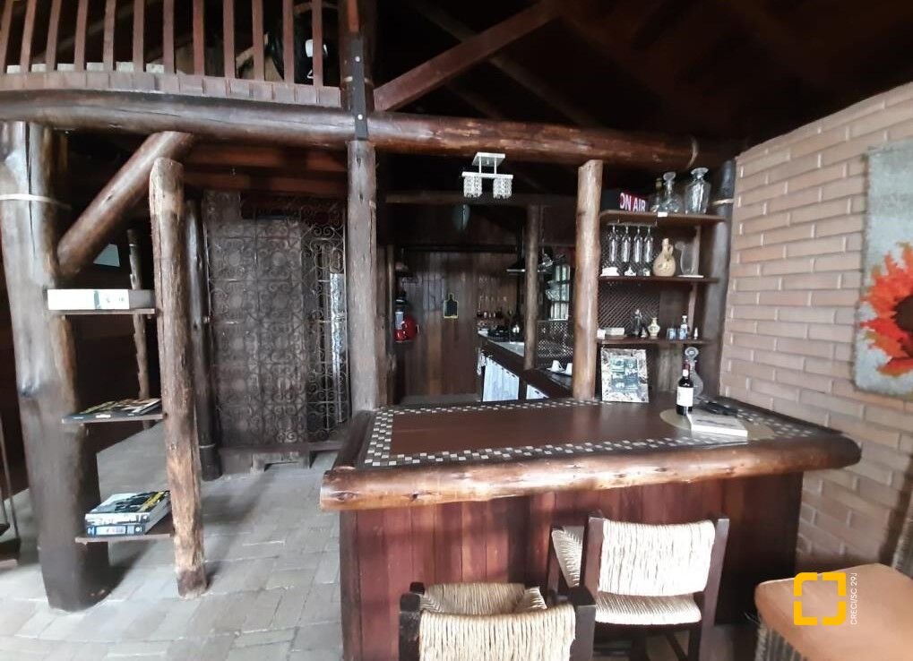 Hotel com 213m², 6 quartos (sendo 1 suíte), no bairro Jurerê Internacional em Florianópolis