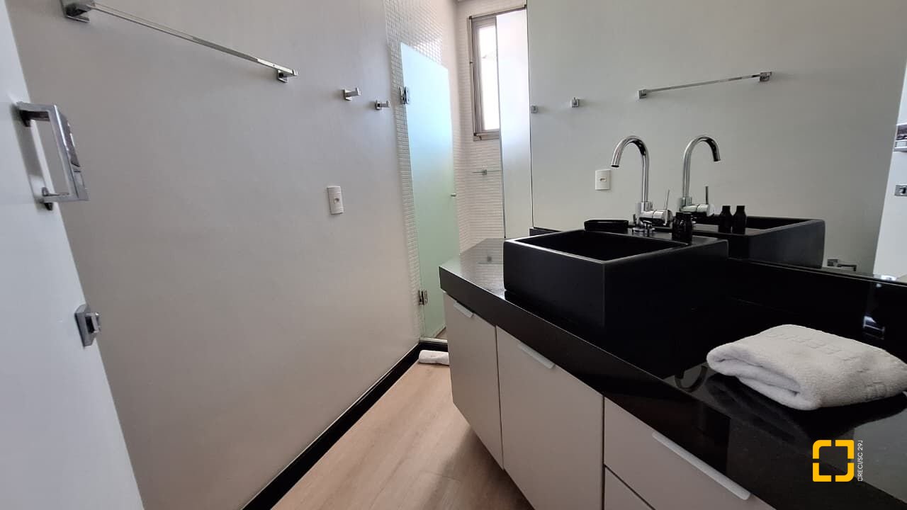 Apartamento com 125m², 3 quartos (sendo 1 suíte), 2 garagens, no bairro Jurerê Internacional em Florianópolis