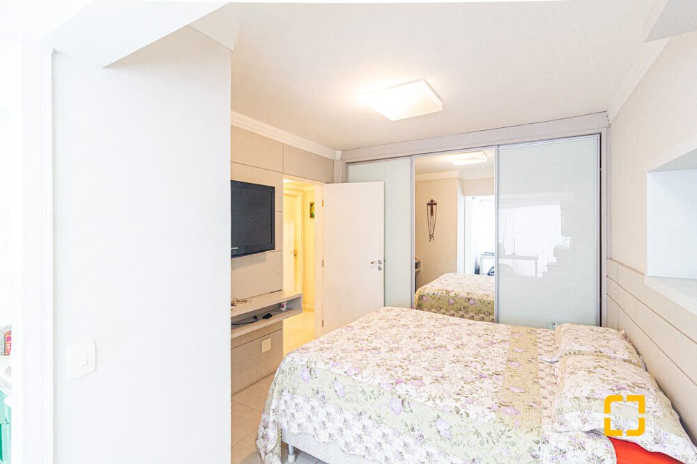 Apartamento com 146m², 5 quartos (sendo 2 suítes), 1 garagem, no bairro Jurerê Internacional em Florianópolis