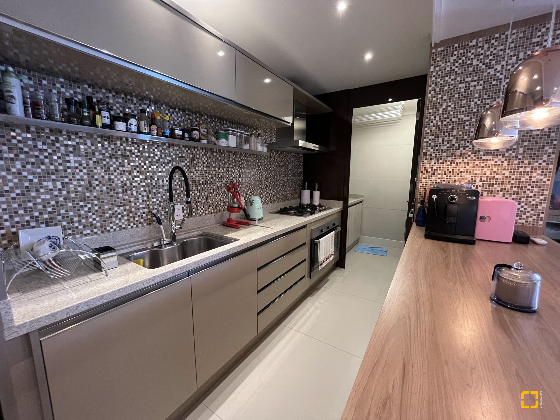 Apartamento com 147m², 4 quartos (sendo 2 suítes), 2 garagens, no bairro Jurerê Internacional em Florianópolis