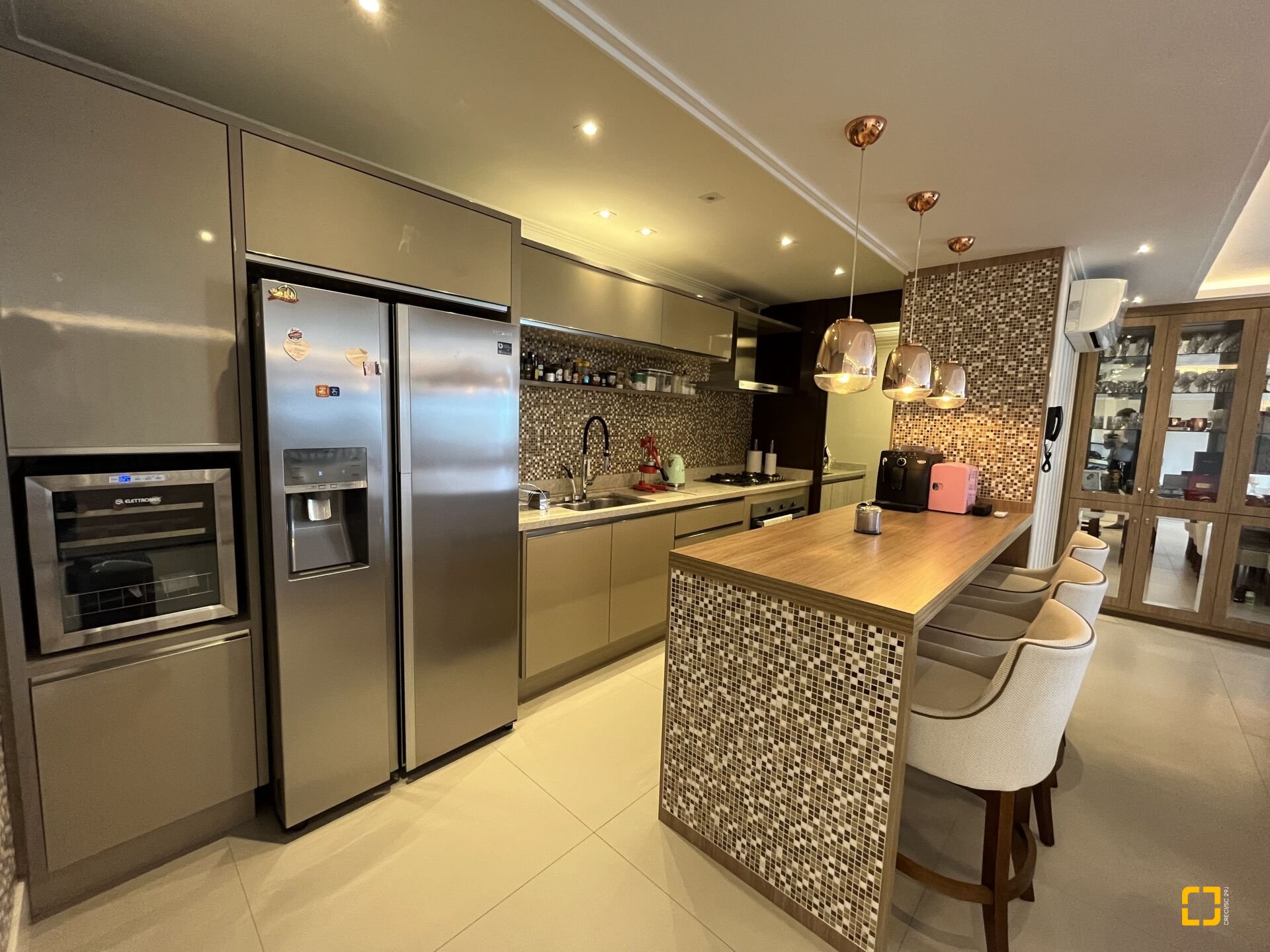 Apartamento com 147m², 4 quartos (sendo 2 suítes), 2 garagens, no bairro Jurerê Internacional em Florianópolis