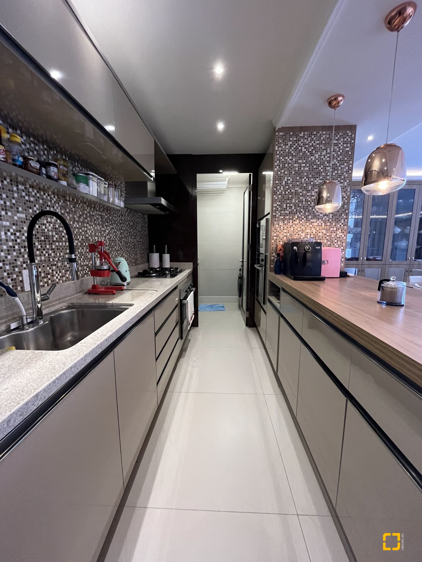 Apartamento com 147m², 4 quartos (sendo 2 suítes), 2 garagens, no bairro Jurerê Internacional em Florianópolis