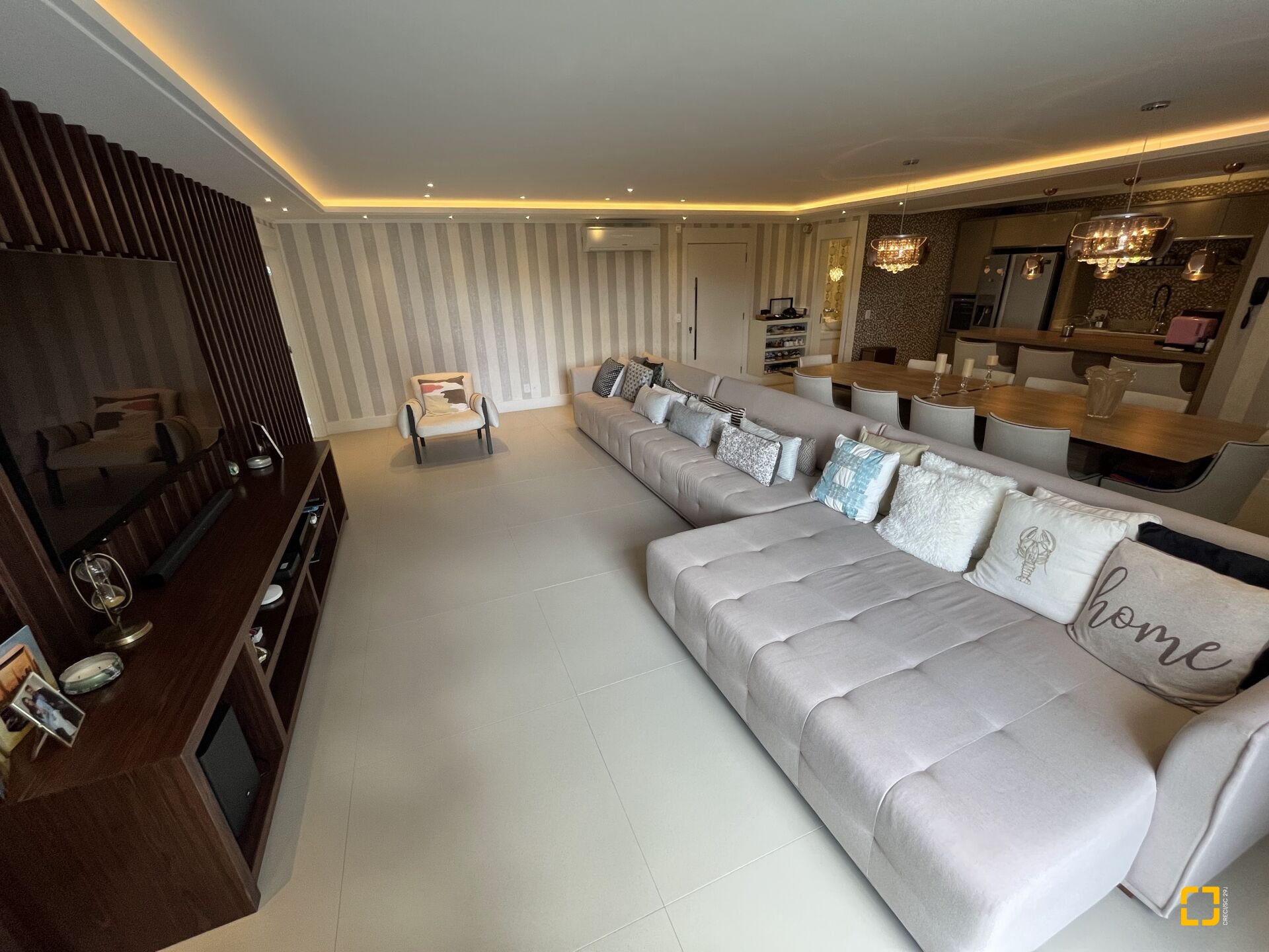 Apartamento com 147m², 4 quartos (sendo 2 suítes), 2 garagens, no bairro Jurerê Internacional em Florianópolis