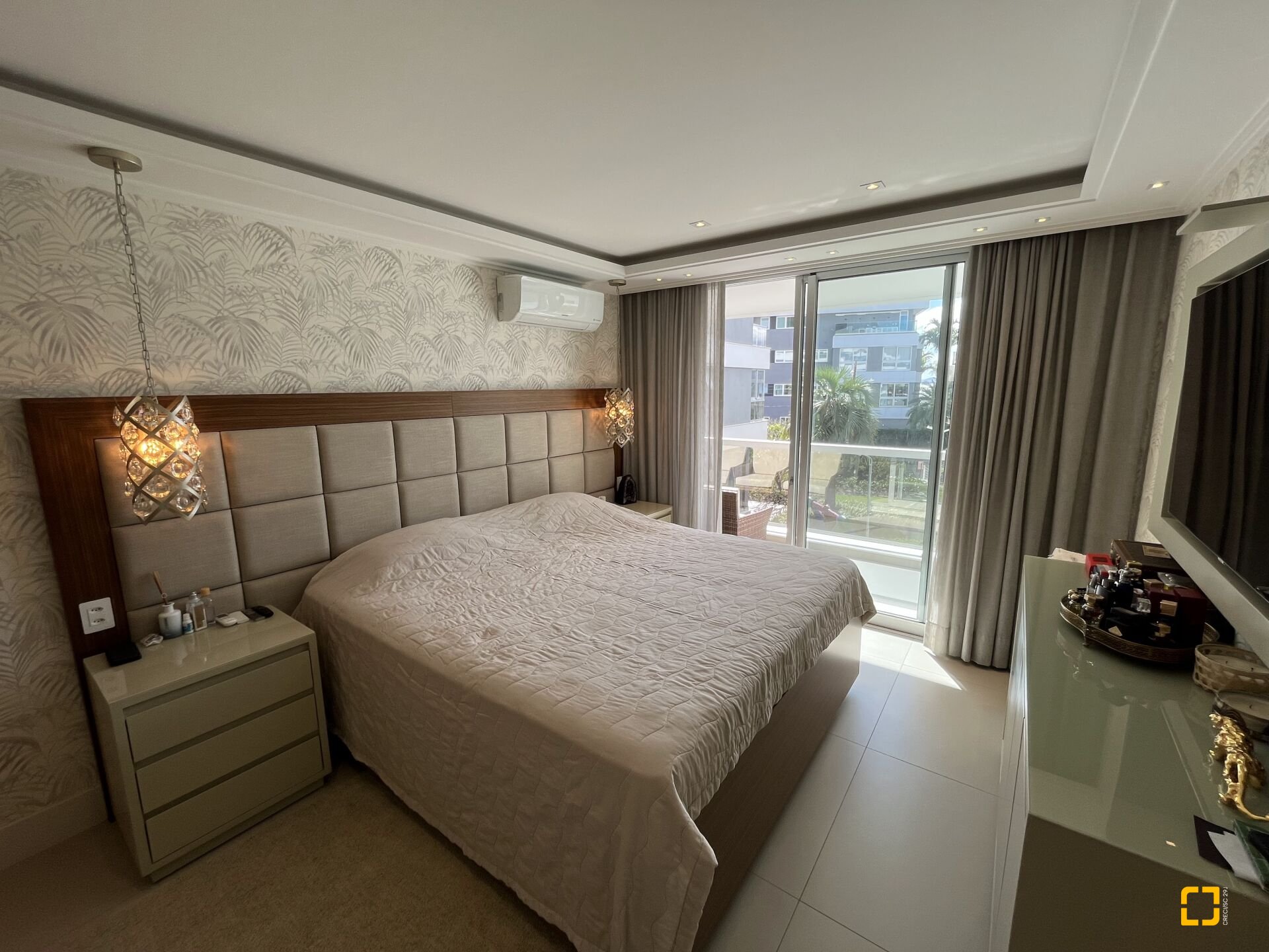 Apartamento com 147m², 4 quartos (sendo 2 suítes), 2 garagens, no bairro Jurerê Internacional em Florianópolis