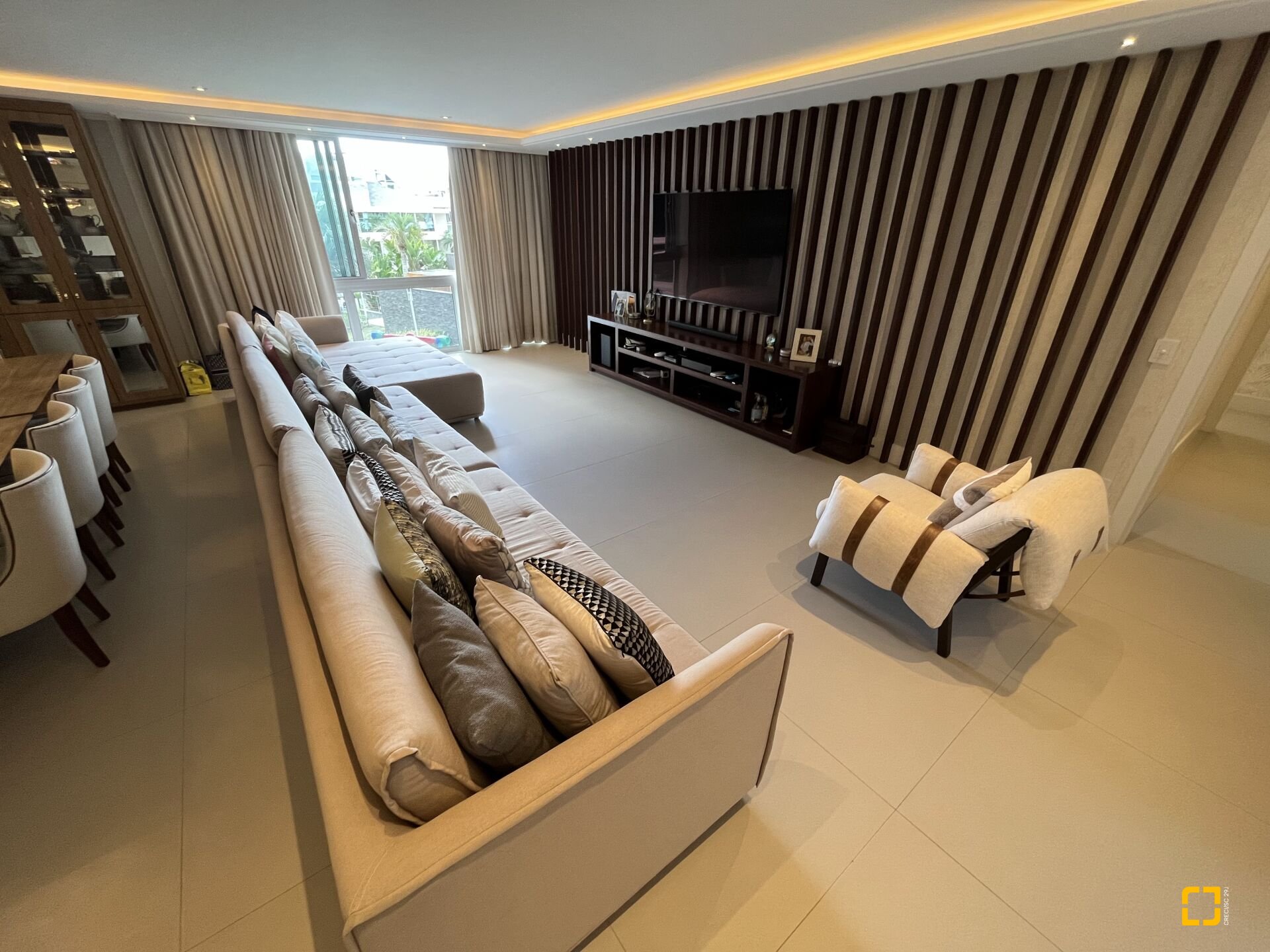 Apartamento com 147m², 4 quartos (sendo 2 suítes), 2 garagens, no bairro Jurerê Internacional em Florianópolis