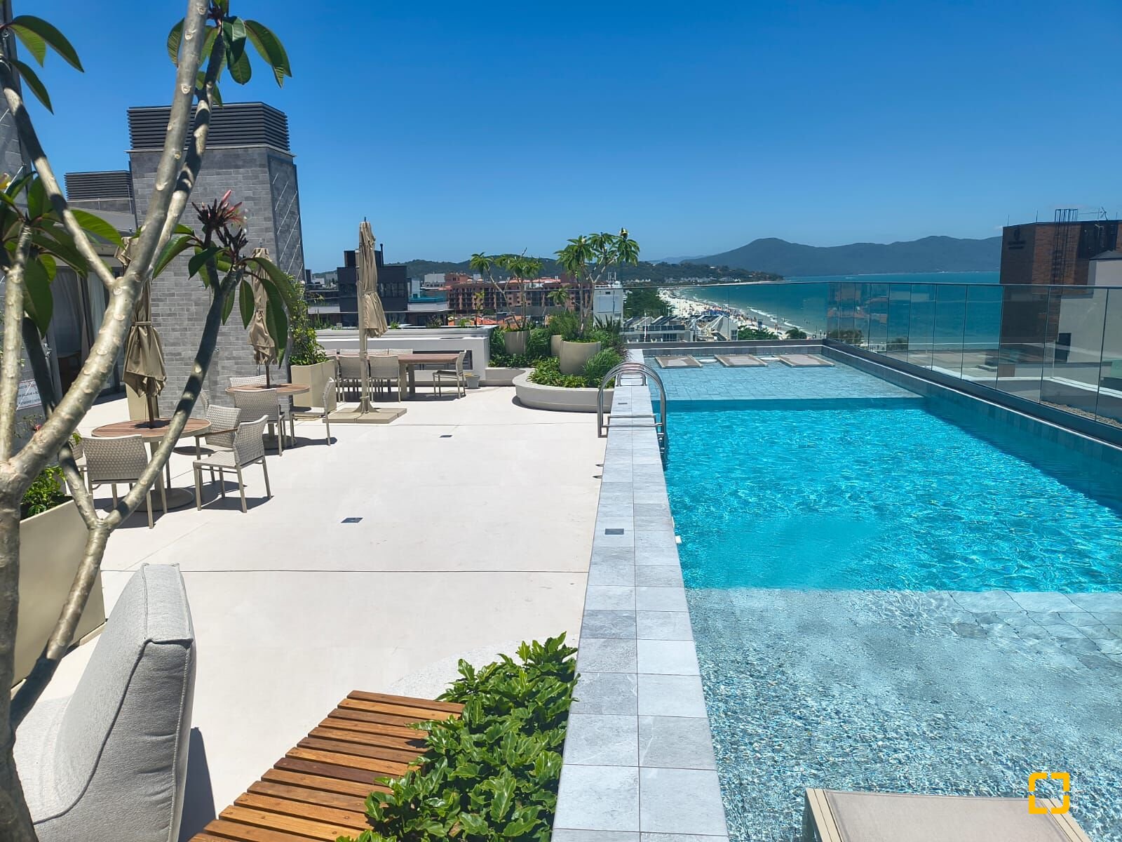 Apartamento com 120m², 6 quartos (sendo 3 suítes), 2 garagens, no bairro Jurerê Internacional em Florianópolis