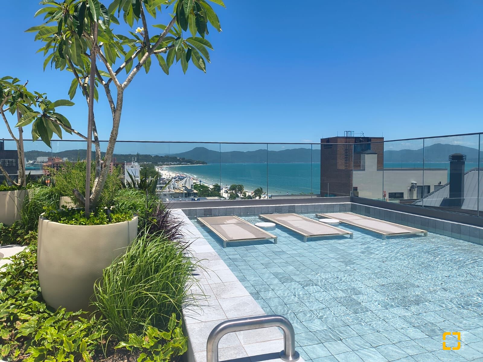 Apartamento com 120m², 6 quartos (sendo 3 suítes), 2 garagens, no bairro Jurerê Internacional em Florianópolis