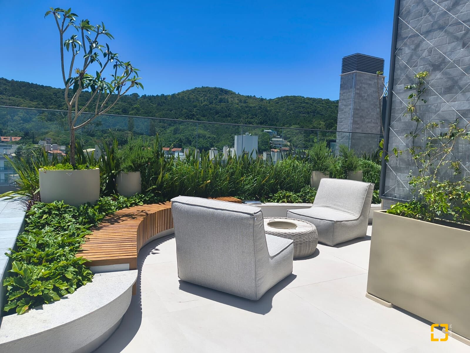 Apartamento com 120m², 6 quartos (sendo 3 suítes), 2 garagens, no bairro Jurerê Internacional em Florianópolis