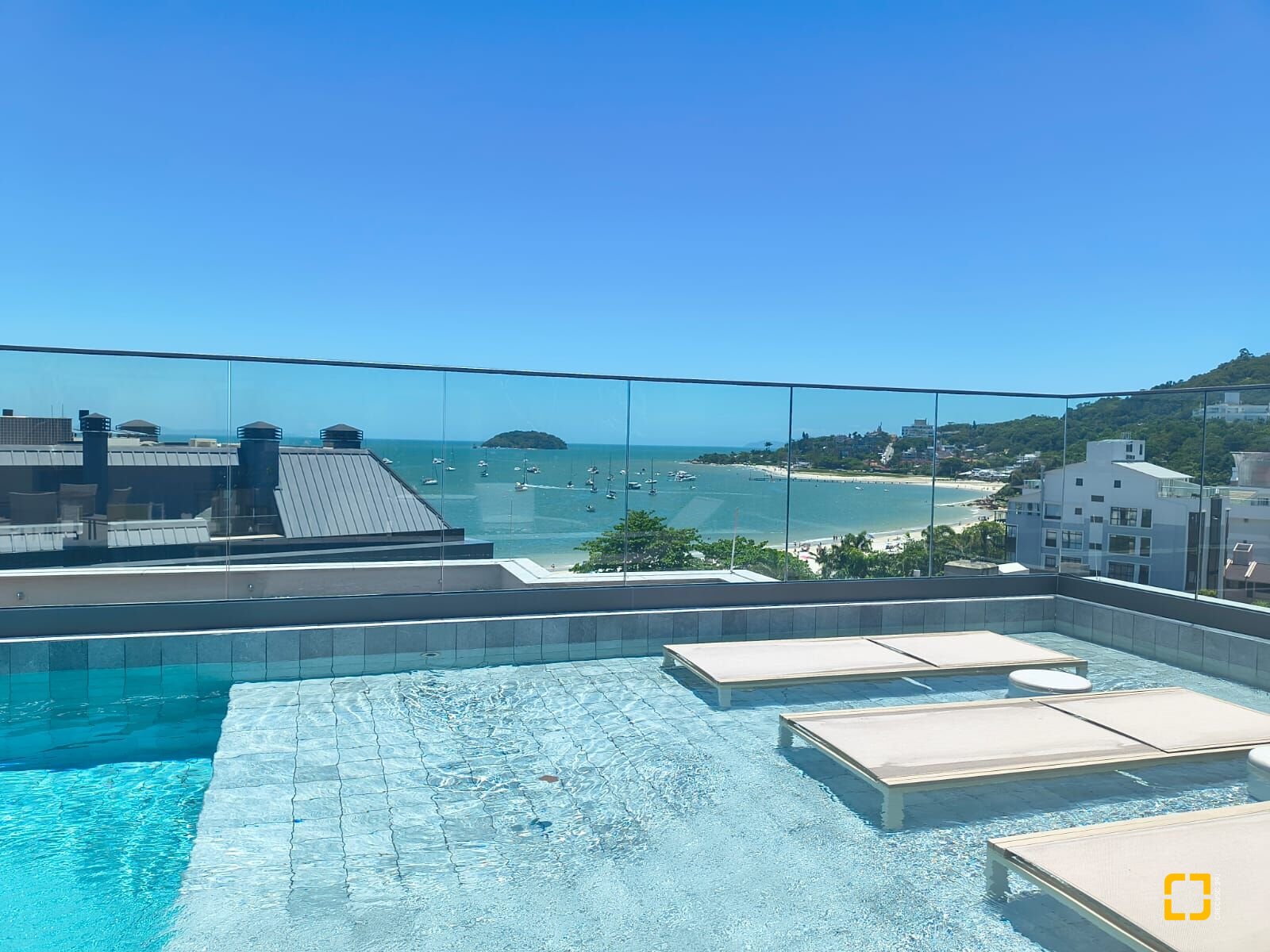 Apartamento com 120m², 6 quartos (sendo 3 suítes), 2 garagens, no bairro Jurerê Internacional em Florianópolis