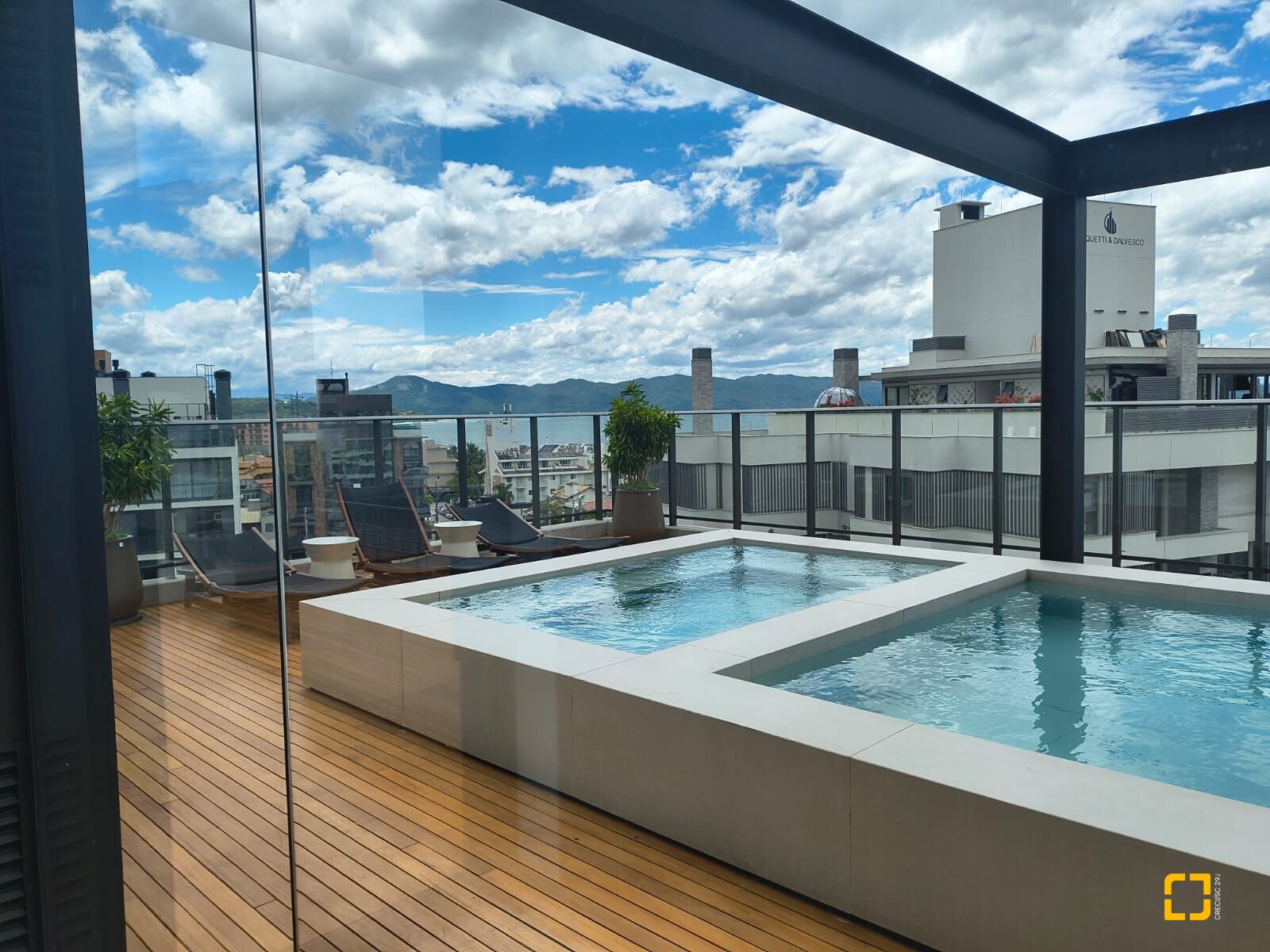 Apartamento com 114m², 5 quartos (sendo 2 suítes), 2 garagens, no bairro Jurerê Internacional em Florianópolis