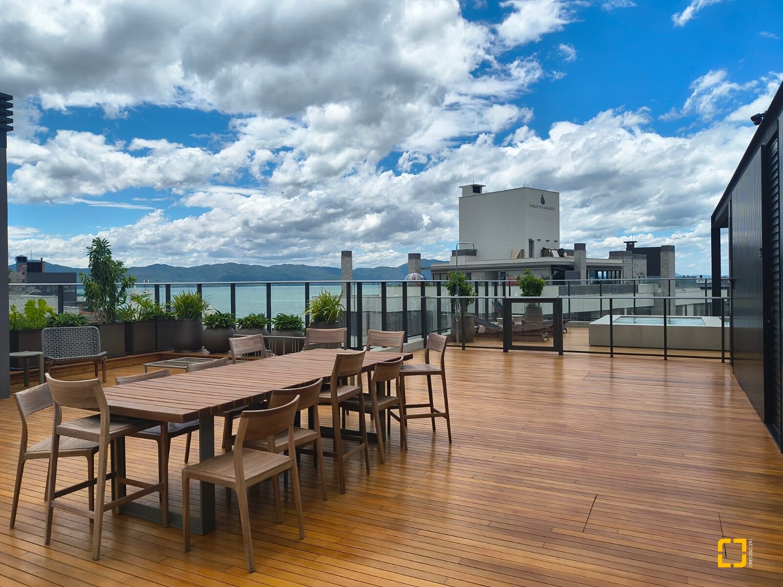 Apartamento com 114m², 5 quartos (sendo 2 suítes), 2 garagens, no bairro Jurerê Internacional em Florianópolis