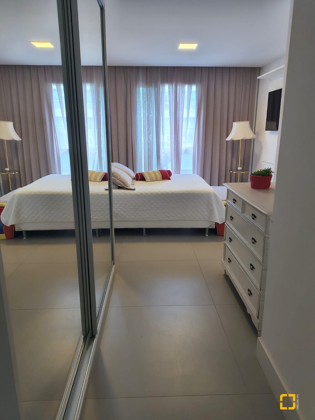 Apartamento com 147m², 6 quartos (sendo 3 suítes), 2 garagens, no bairro Jurerê Internacional em Florianópolis