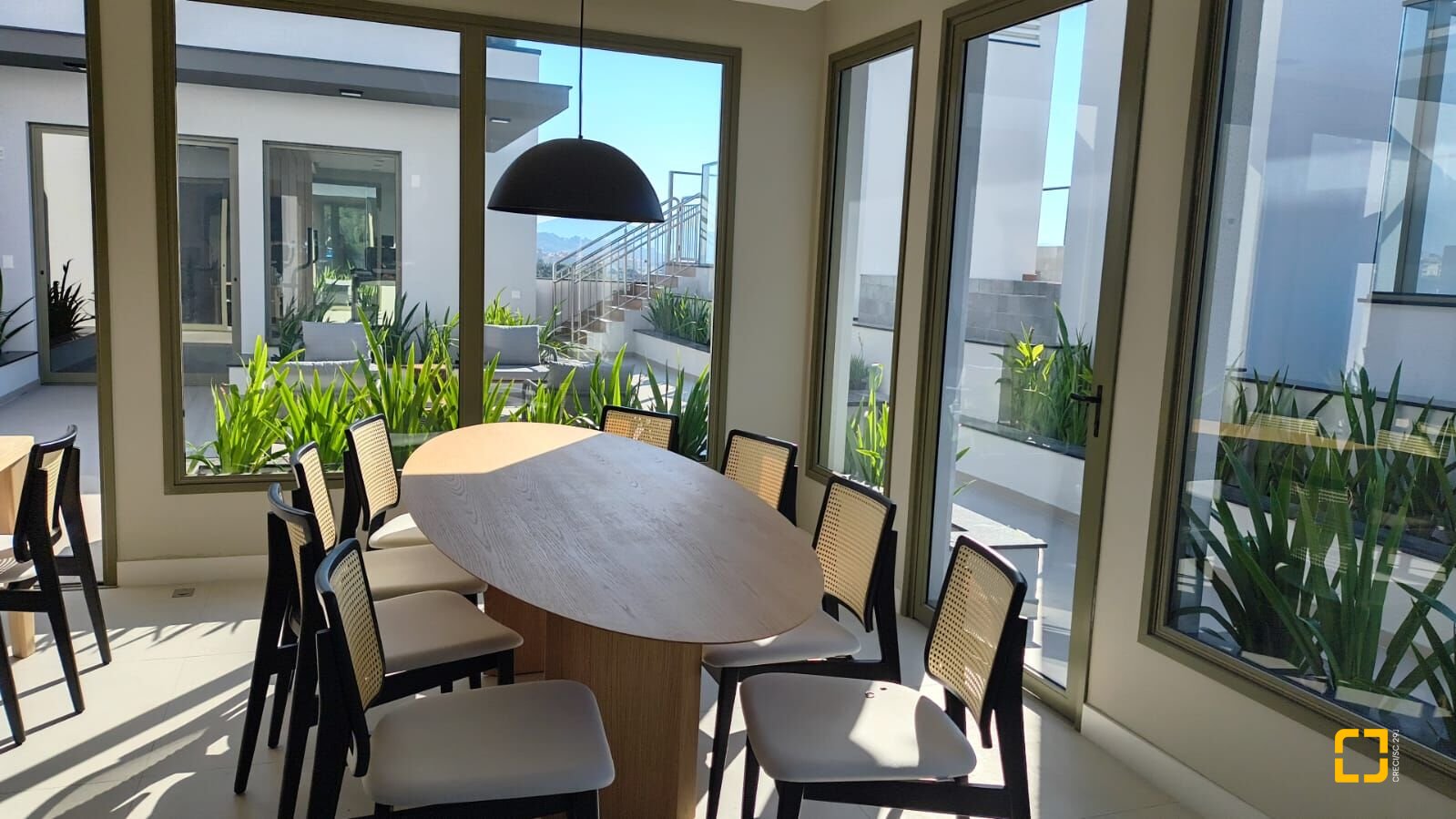 Apartamento com 65m², 4 quartos (sendo 2 suítes), 2 garagens, no bairro Jurerê Internacional em Florianópolis