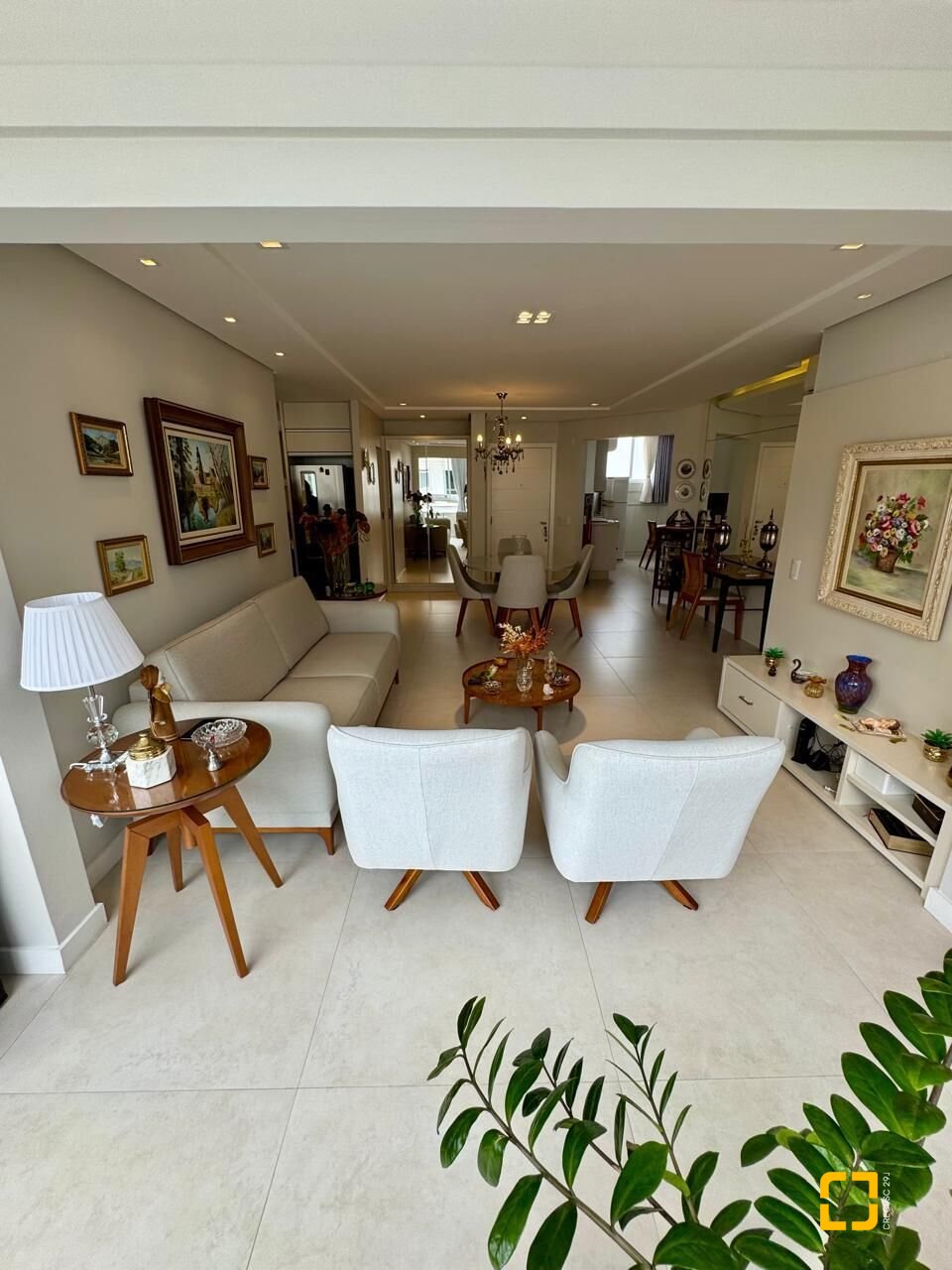 Cobertura com 226m², 3 quartos (sendo 2 suítes), 2 garagens, no bairro Jurerê Internacional em Florianópolis