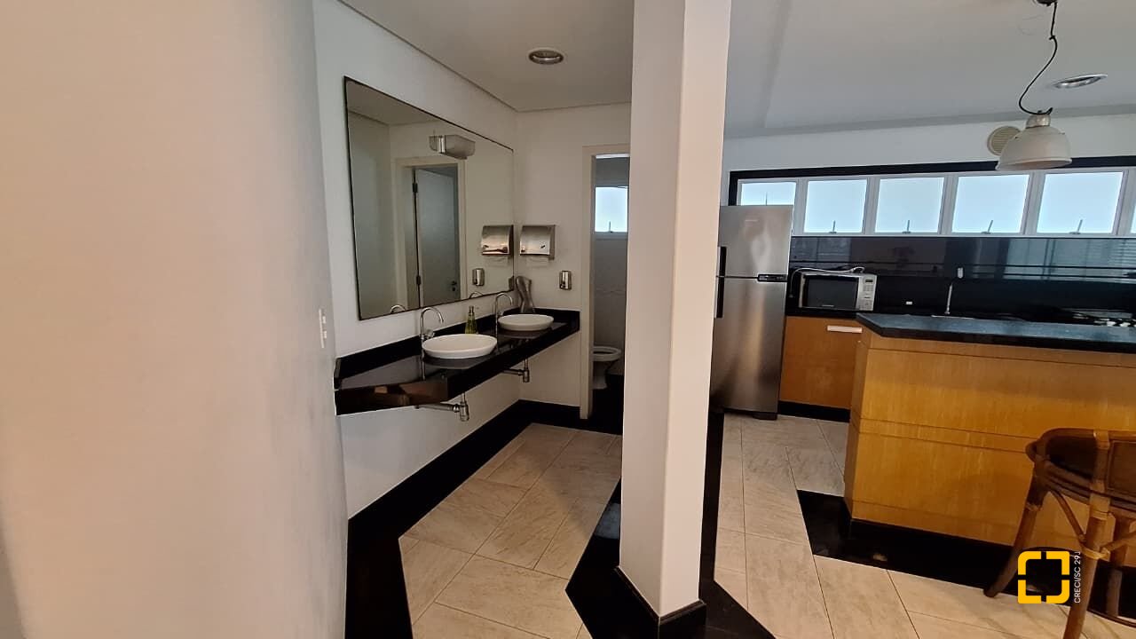 Cobertura com 226m², 3 quartos (sendo 2 suítes), 2 garagens, no bairro Jurerê Internacional em Florianópolis