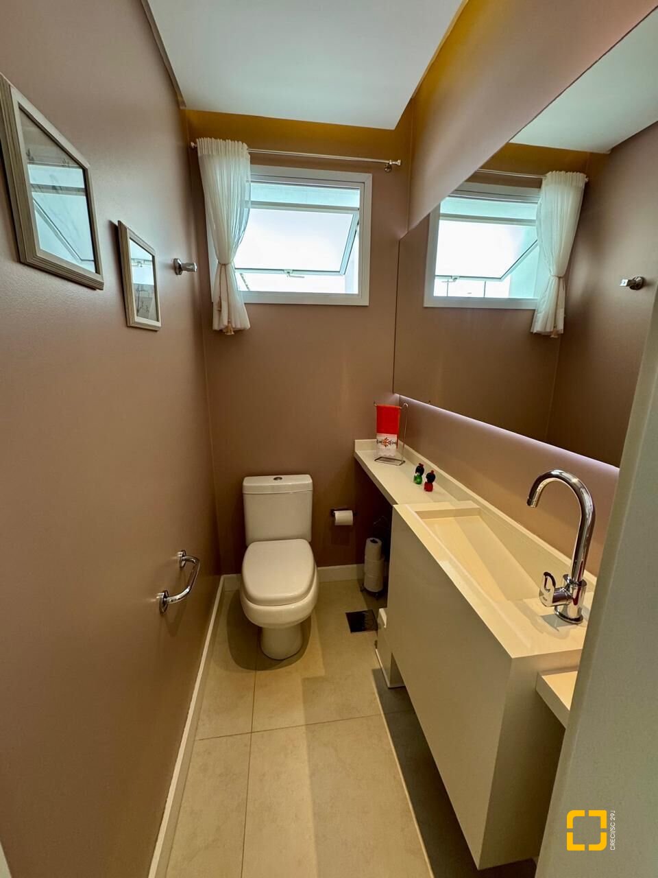 Cobertura com 226m², 3 quartos (sendo 2 suítes), 2 garagens, no bairro Jurerê Internacional em Florianópolis