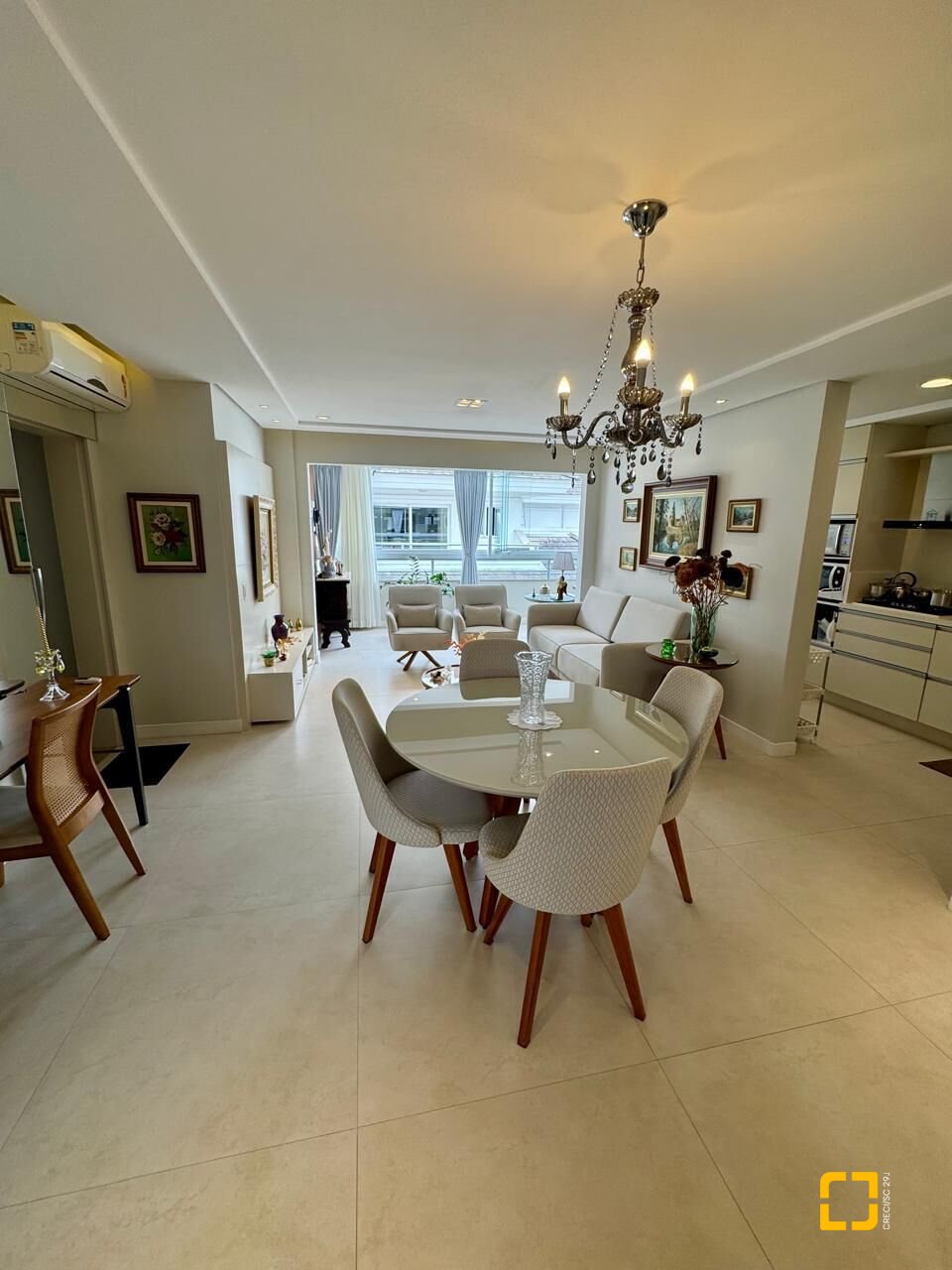Cobertura com 226m², 3 quartos (sendo 2 suítes), 2 garagens, no bairro Jurerê Internacional em Florianópolis