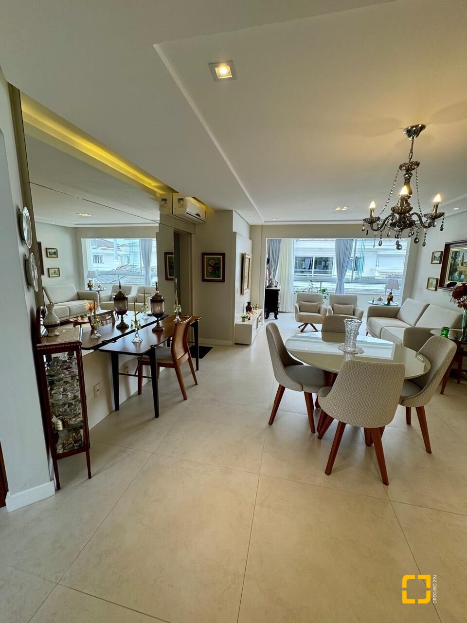 Cobertura com 226m², 3 quartos (sendo 2 suítes), 2 garagens, no bairro Jurerê Internacional em Florianópolis