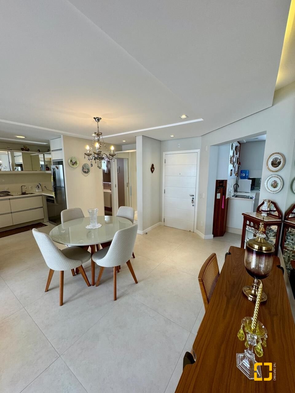 Cobertura com 226m², 3 quartos (sendo 2 suítes), 2 garagens, no bairro Jurerê Internacional em Florianópolis
