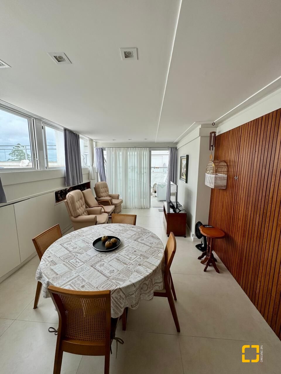 Cobertura com 226m², 3 quartos (sendo 2 suítes), 2 garagens, no bairro Jurerê Internacional em Florianópolis