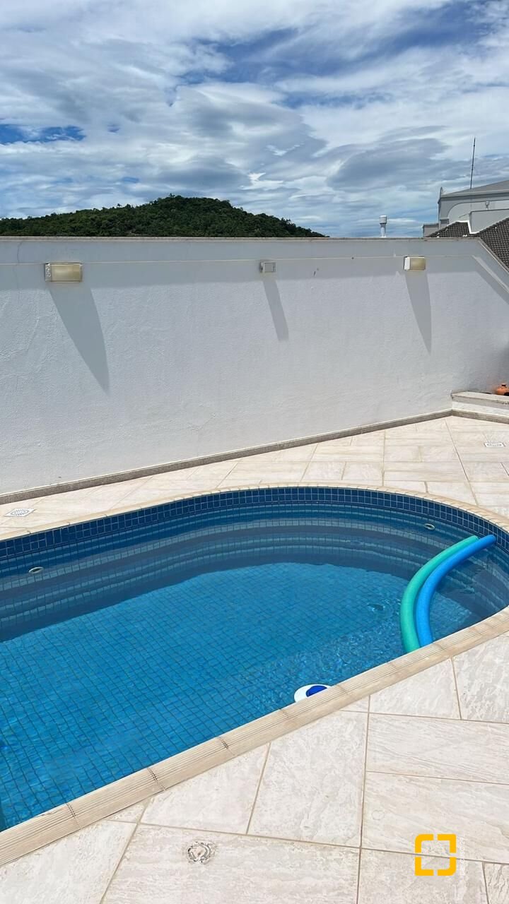 Cobertura com 226m², 3 quartos (sendo 2 suítes), 2 garagens, no bairro Jurerê Internacional em Florianópolis