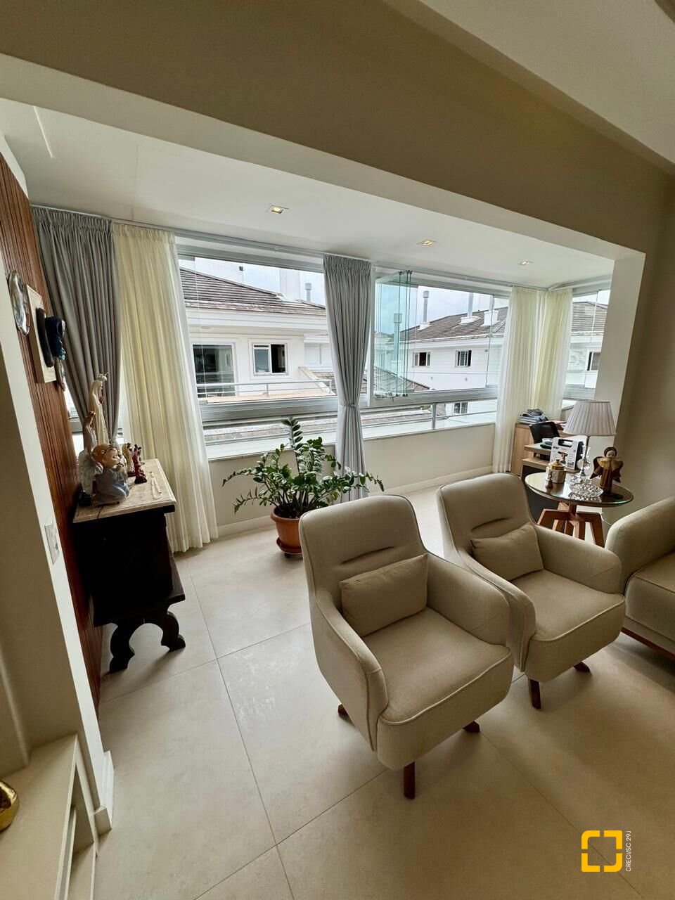 Cobertura com 226m², 3 quartos (sendo 2 suítes), 2 garagens, no bairro Jurerê Internacional em Florianópolis