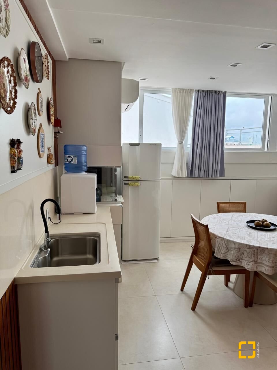 Cobertura com 226m², 3 quartos (sendo 2 suítes), 2 garagens, no bairro Jurerê Internacional em Florianópolis