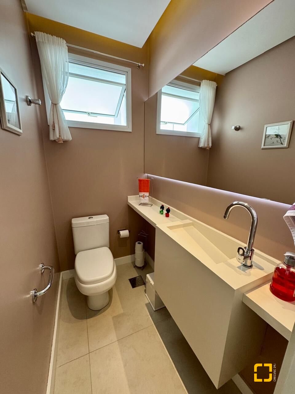 Cobertura com 226m², 3 quartos (sendo 2 suítes), 2 garagens, no bairro Jurerê Internacional em Florianópolis