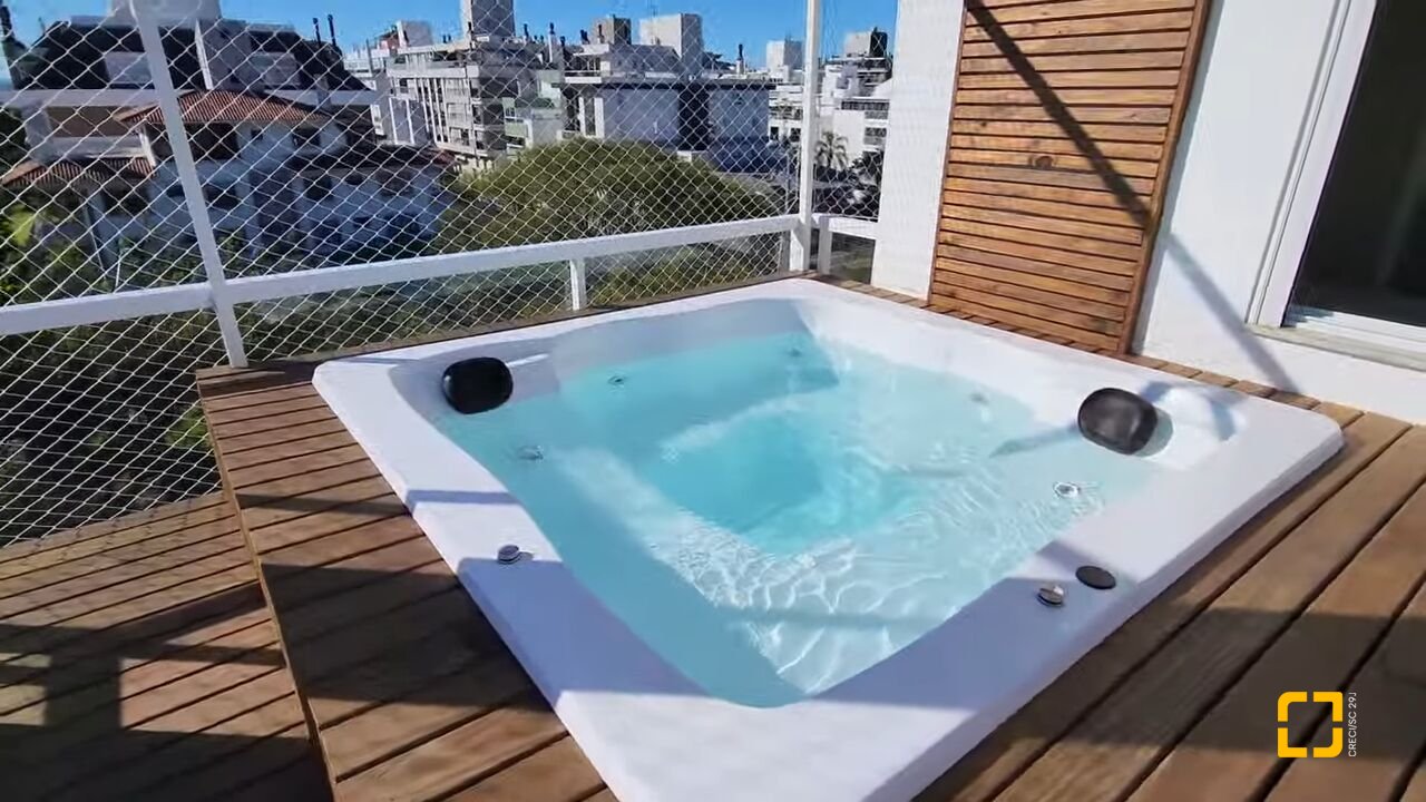 Cobertura com 99m², 4 quartos (sendo 3 suítes), 2 garagens, no bairro Jurerê Internacional em Florianópolis