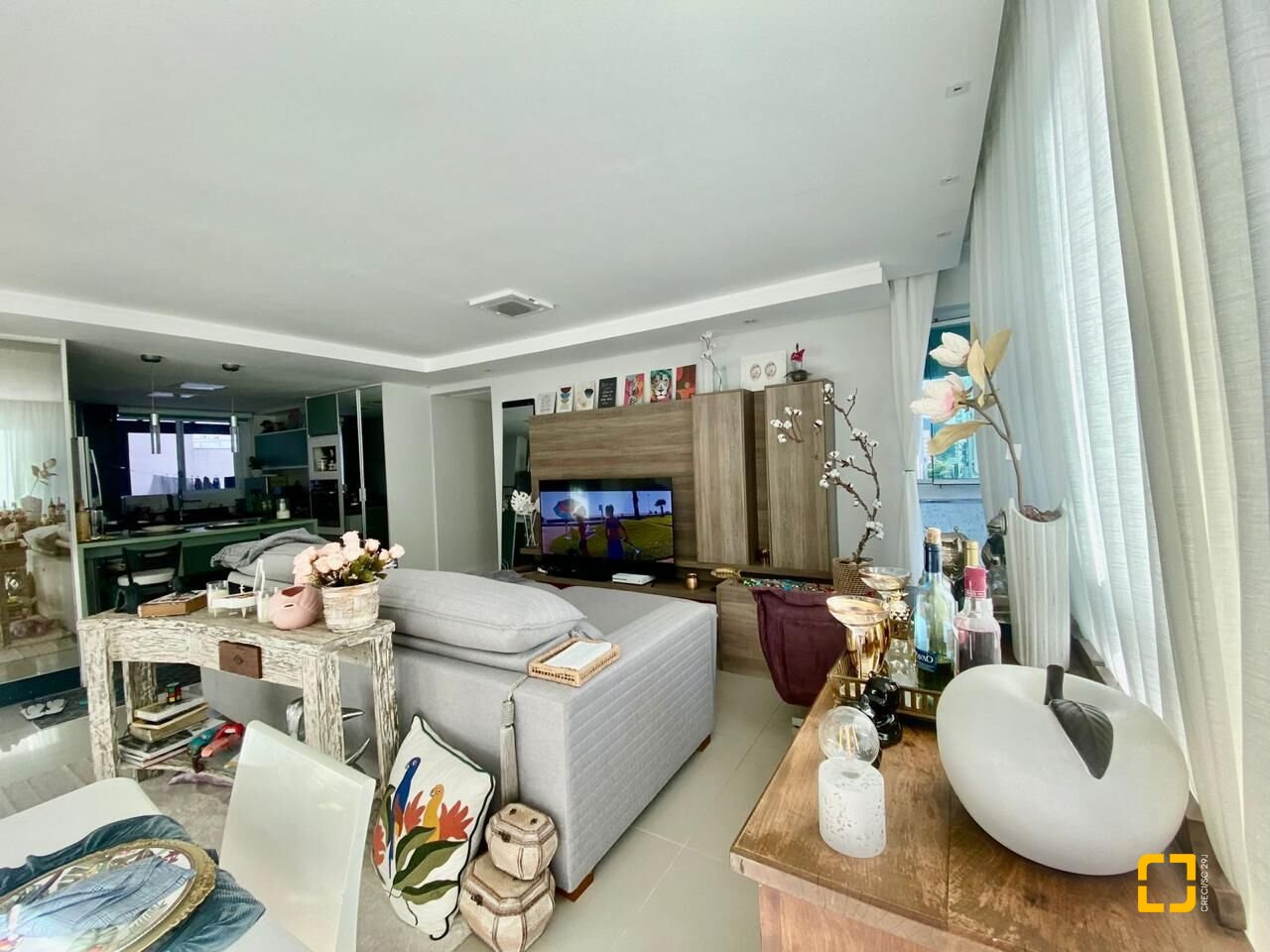 Apartamento com 167m², 4 quartos (sendo 2 suítes), 2 garagens, no bairro Centro em Balneário Camboriú