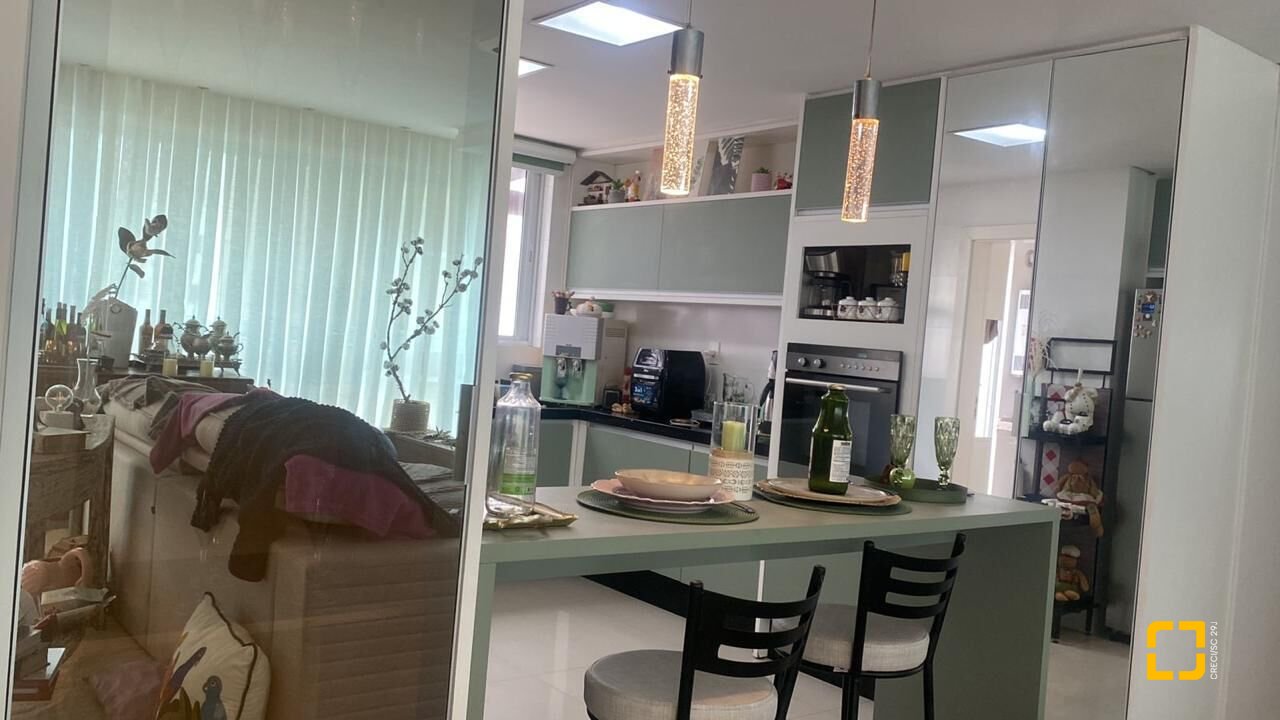 Apartamento com 167m², 4 quartos (sendo 2 suítes), 2 garagens, no bairro Centro em Balneário Camboriú