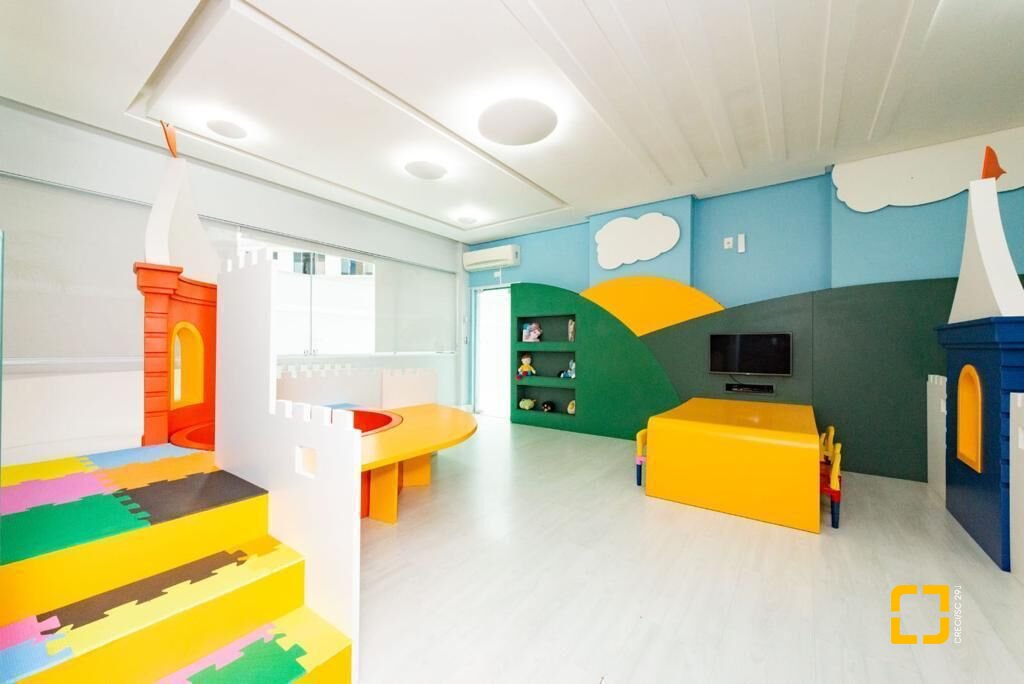 Apartamento com 167m², 4 quartos (sendo 2 suítes), 2 garagens, no bairro Centro em Balneário Camboriú