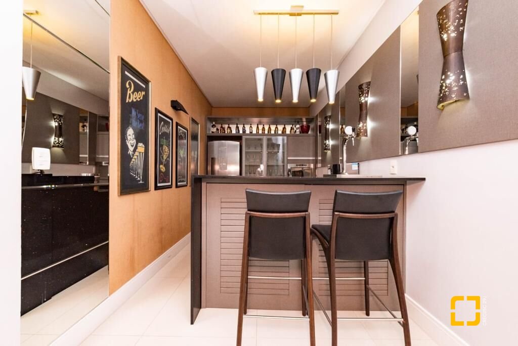 Apartamento com 167m², 4 quartos (sendo 2 suítes), 2 garagens, no bairro Centro em Balneário Camboriú