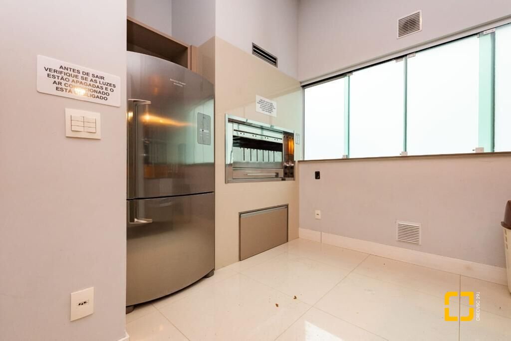 Apartamento com 167m², 4 quartos (sendo 2 suítes), 2 garagens, no bairro Centro em Balneário Camboriú