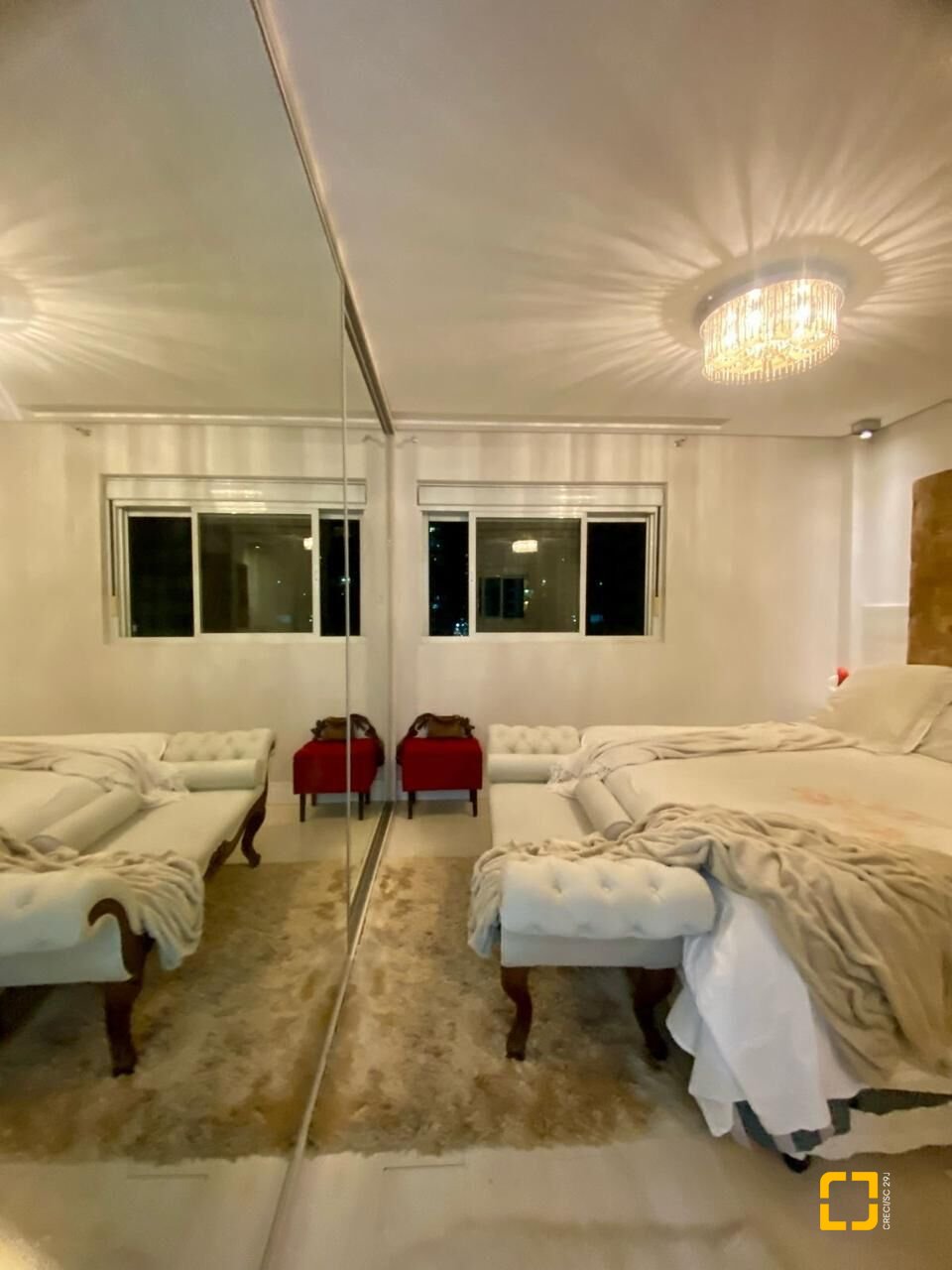 Apartamento com 167m², 4 quartos (sendo 2 suítes), 2 garagens, no bairro Centro em Balneário Camboriú