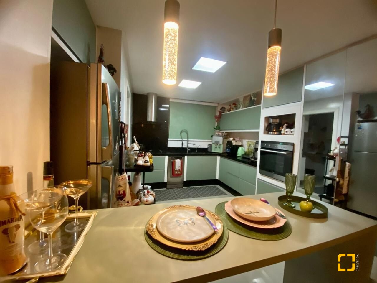 Apartamento com 167m², 4 quartos (sendo 2 suítes), 2 garagens, no bairro Centro em Balneário Camboriú