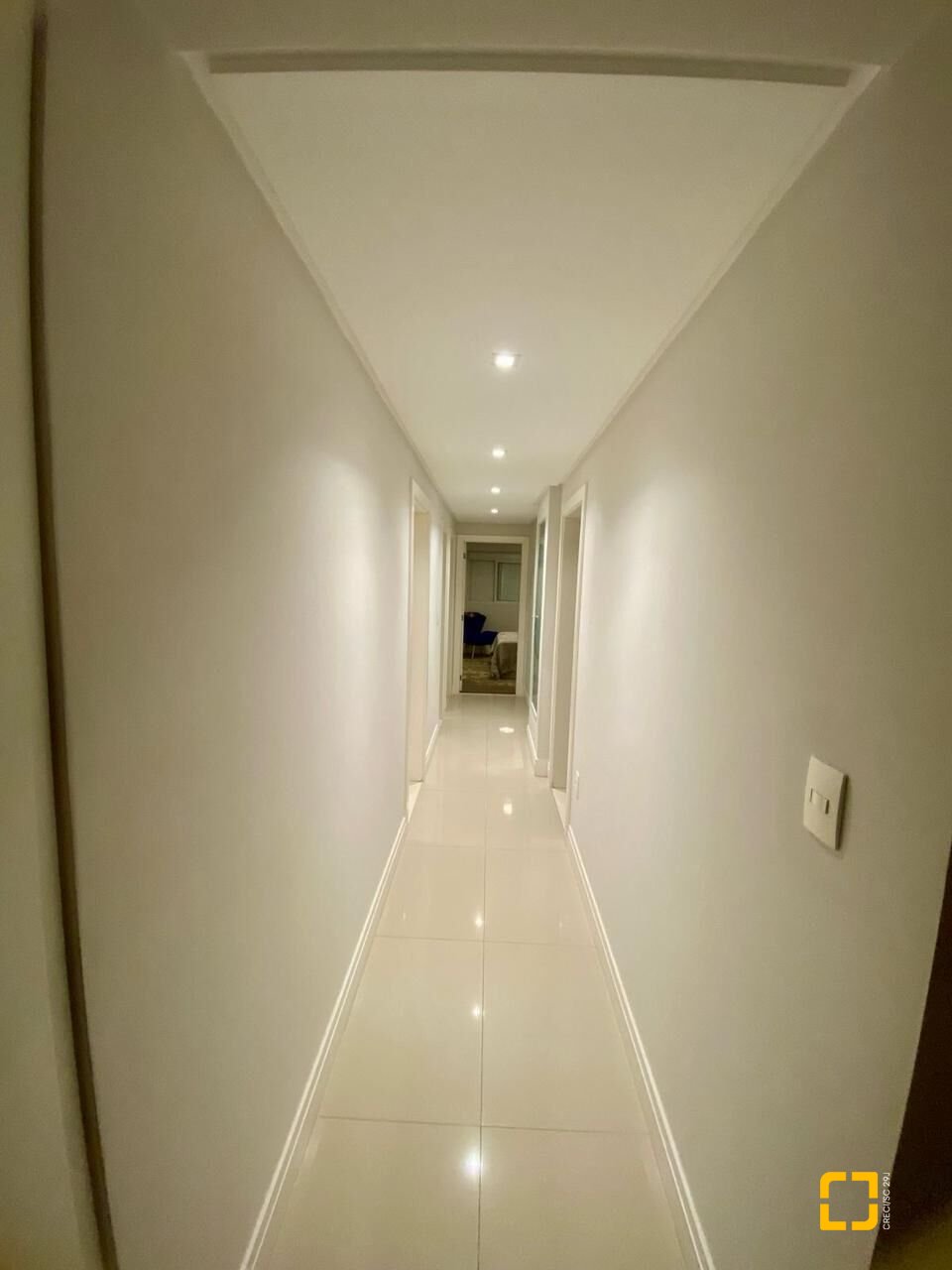 Apartamento com 167m², 4 quartos (sendo 2 suítes), 2 garagens, no bairro Centro em Balneário Camboriú