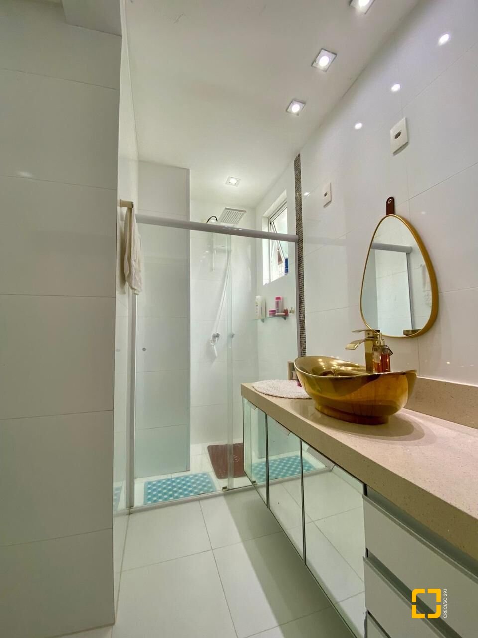 Apartamento com 167m², 4 quartos (sendo 2 suítes), 2 garagens, no bairro Centro em Balneário Camboriú