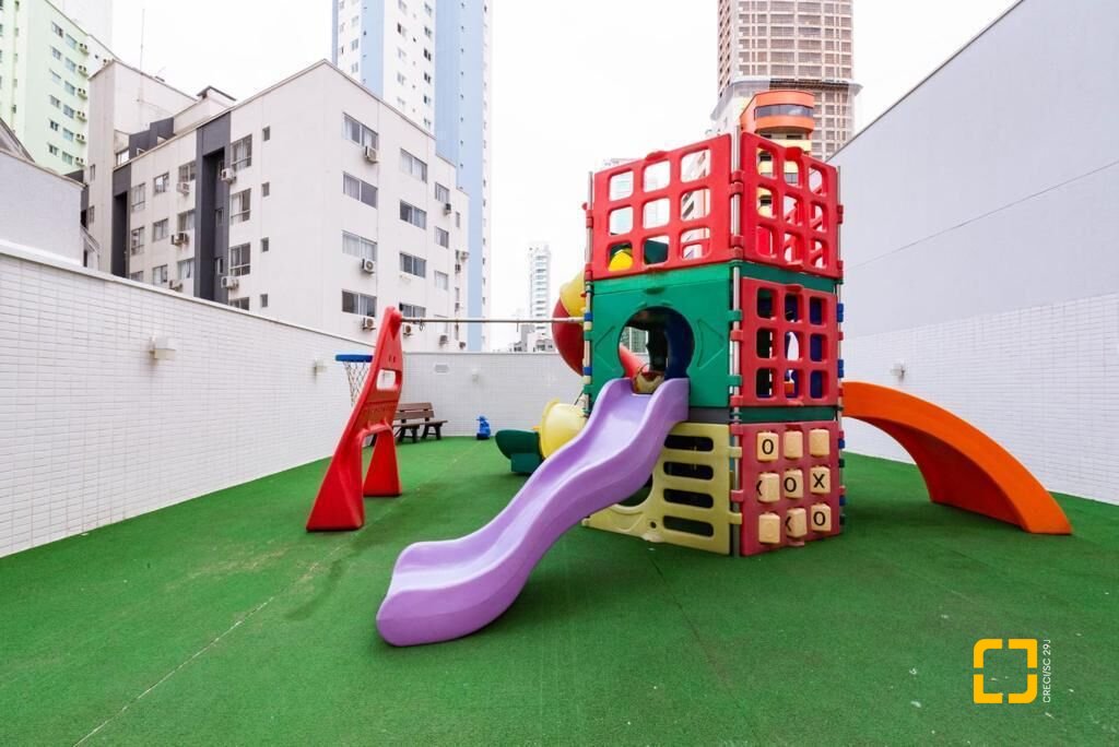 Apartamento com 167m², 4 quartos (sendo 2 suítes), 2 garagens, no bairro Centro em Balneário Camboriú