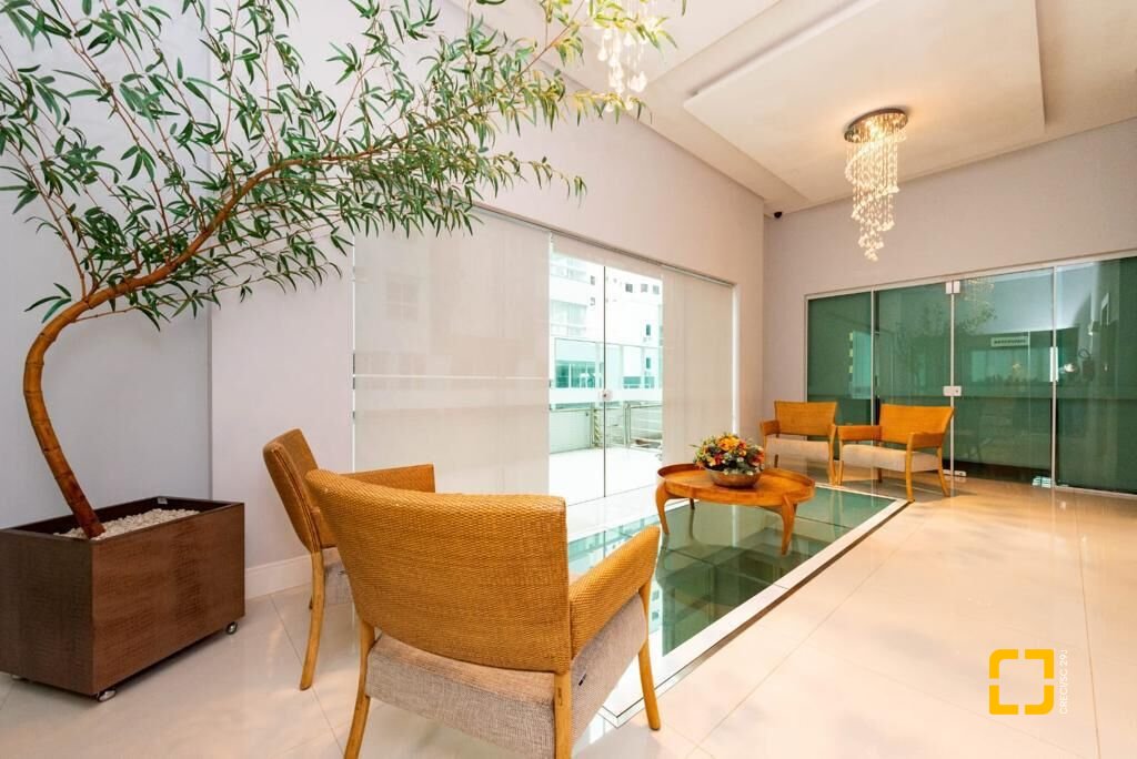 Apartamento com 167m², 4 quartos (sendo 2 suítes), 2 garagens, no bairro Centro em Balneário Camboriú